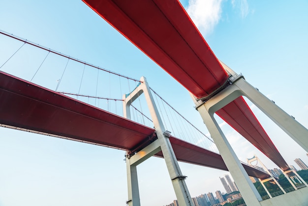 Dos puentes colgantes rojos en el río Yangtze en Chongqing, China