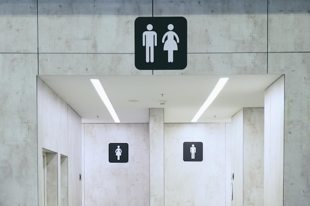 Dos puertas al baño público para mujeres y hombres.