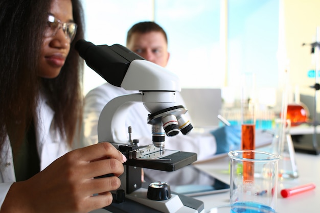 Dos químicos en el laboratorio.