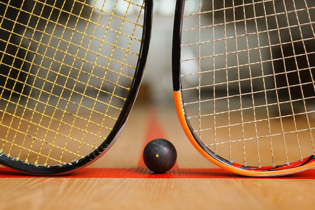 Dos raquetas de squash y pelota, concepto de juego.