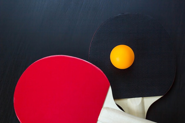 Dos raquetas de tenis de mesa o ping pong y pelota