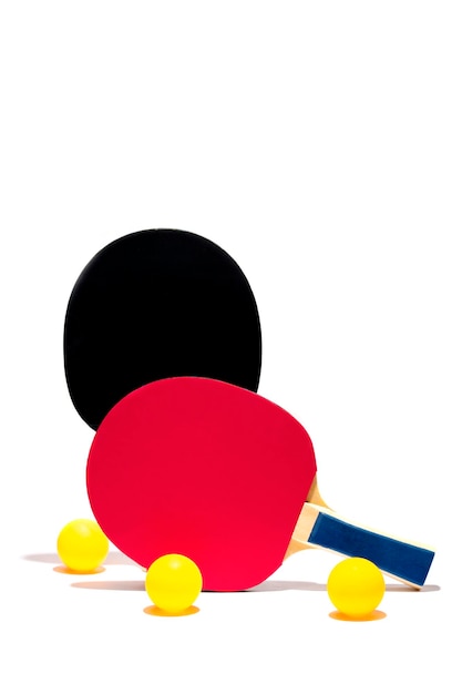 Dos raquetas de tenis de mesa sobre un fondo blanco