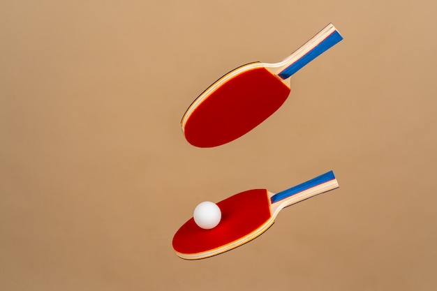 Dos raquetas de tenis de mesa