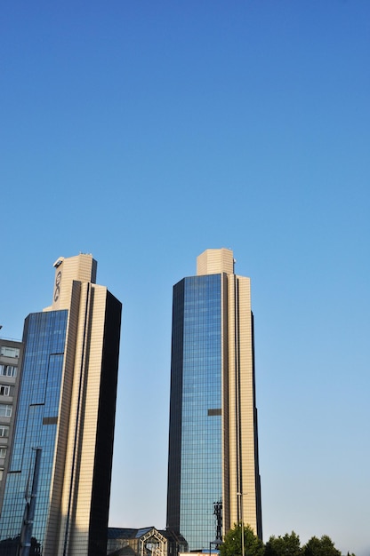 Dos rascacielos gemelos contra el cielo azul. 11 de julio de 2021, Estambul, Turquía.