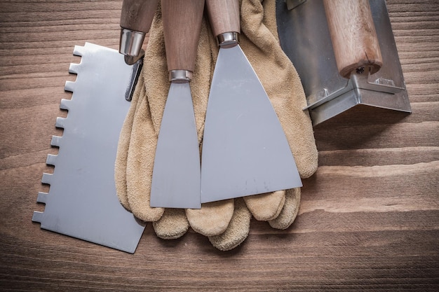 Dos rascadores de pintura, espátulas, guantes de trabajo, formador de ángulo.