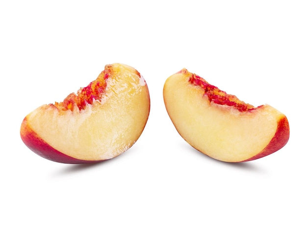Dos rebanadas de fruta de nectarina de piel lisa sin hueso aisladas sobre fondo blanco con espacio de copia para t