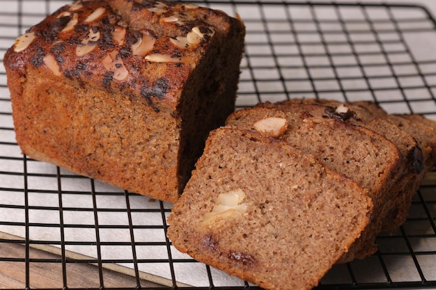 Dos rebanadas de pan de plátano en una rejilla para enfriar