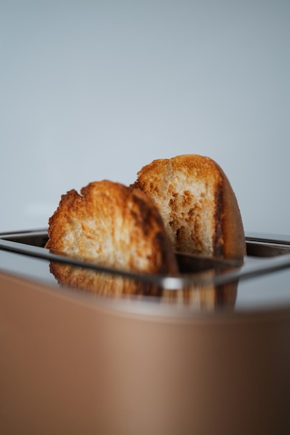 Dos rebanadas de pan recién tostado en la tostadora de casa para desayunar