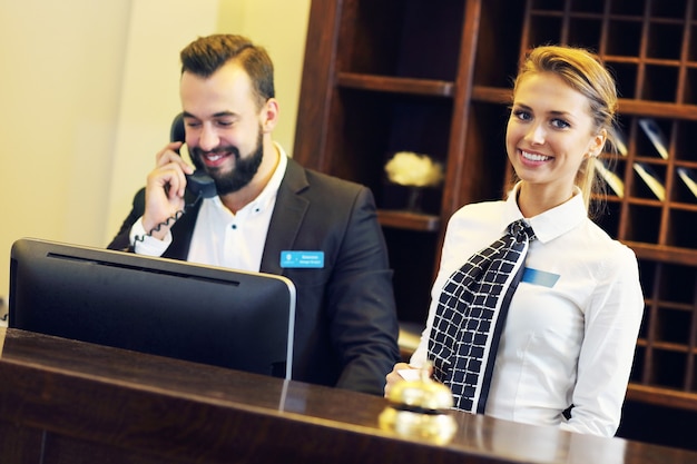 dos recepcionistas en el trabajo