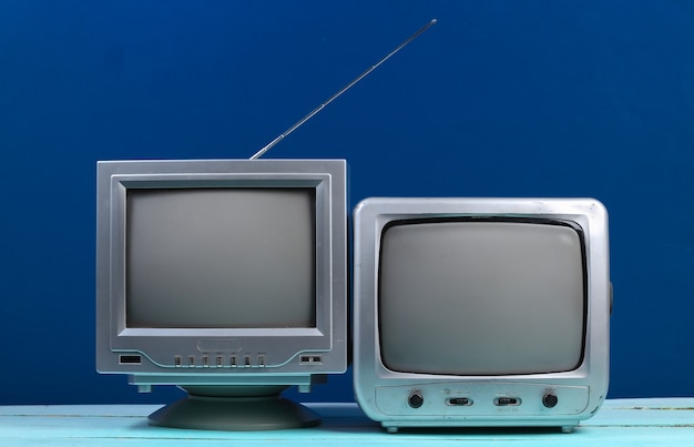 Dos Receptor de TV antiguo en azul clásico. Medios retro