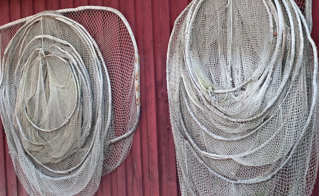 Dos redes de pesca en la pared.