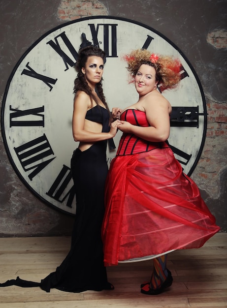 Dos reinas posando junto al reloj Foto de vacaciones