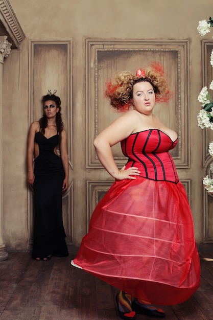 Foto dos reinas en traje de carnaval. negro y rojo.