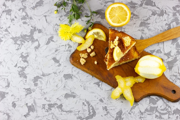 Foto dos rodajas de tarta de limón con una rodaja de primer plano de limón. vista de postre de invierno desde la parte superior. pastel hecho en casa