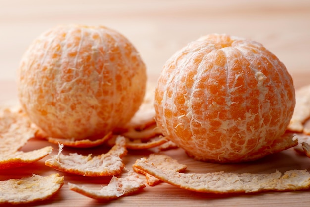 Dos sabrosas mandarinas peladas sobre fondo de madera