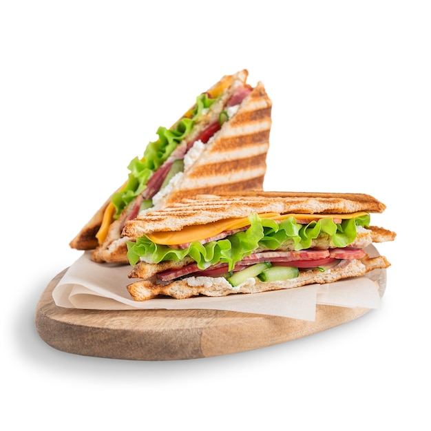 Foto dos sándwiches caseros con pan tostado, lechuga, queso y carne aislado