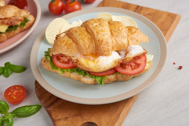 Dos sándwiches de croissant en mesa de madera, vista superior