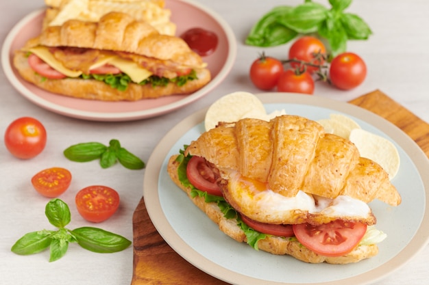 Dos sándwiches de croissant en mesa de madera, vista superior