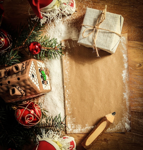 Dos Santa Claus y hoja en blanco para saludos navideños