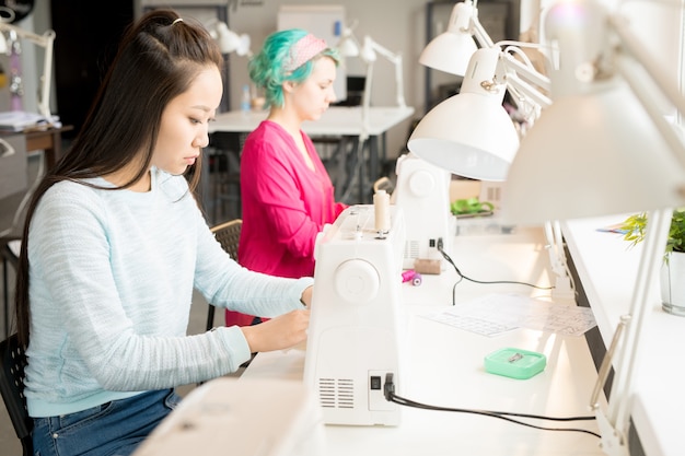 Foto dos sastres femeninos en máquinas de coser