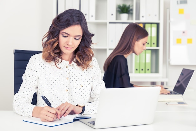 Dos secretarias trabajando en la oficina