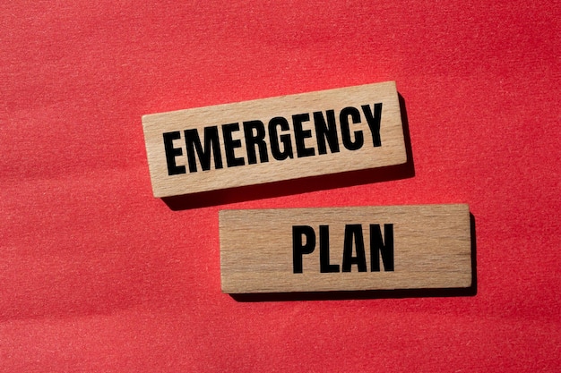 Foto dos señales de madera que dicen plan de emergencia plan plan plan plan