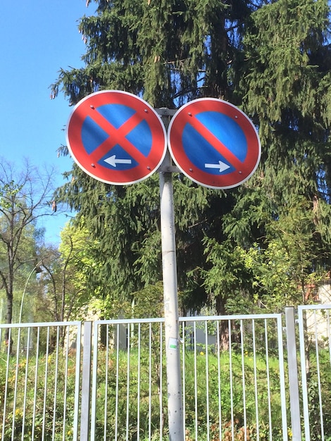 Foto dos señales de tráfico en el poste