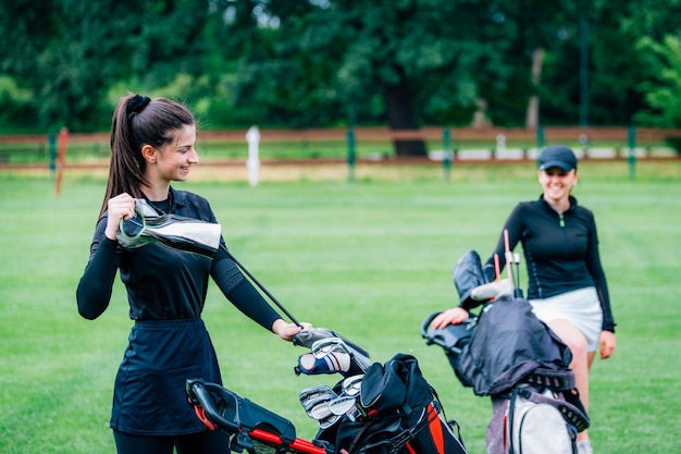 Dos señoritas jugando al golf divirtiéndose