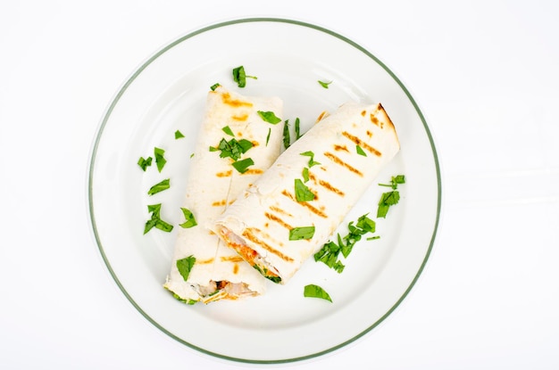 Dos shawarmas en plato aislado sobre fondo blanco. Foto de estudio