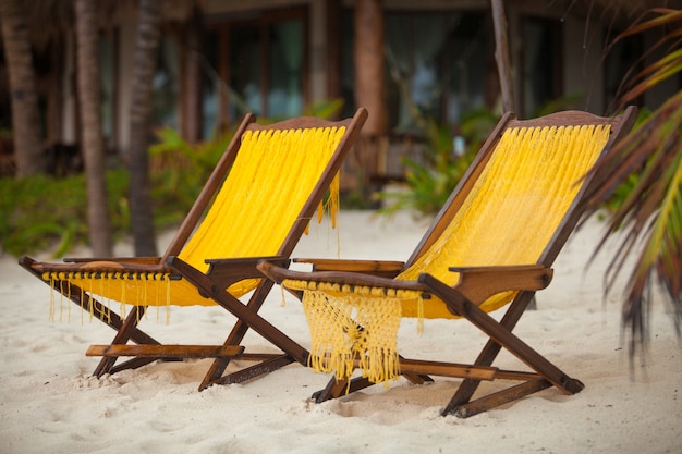 Dos sillas en perfecta playa tropical de arena blanca en Tulum, México
