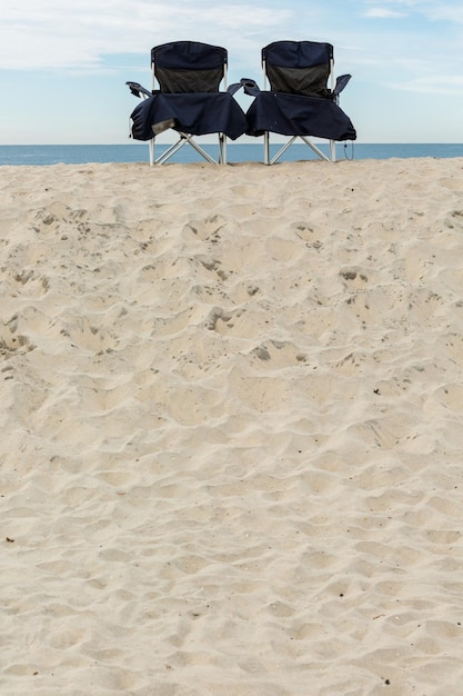 Dos sillas de playa en la playa del Océano Pacífico.