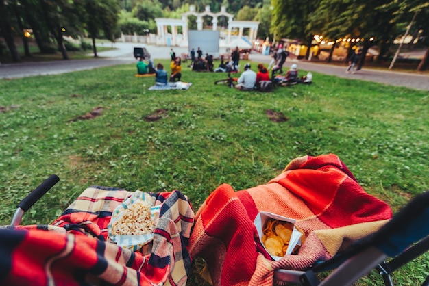 Dos sillas plegables con bolsa de enfriamiento con cerveza y bocadillos en el espacio de copia de cine al aire libre