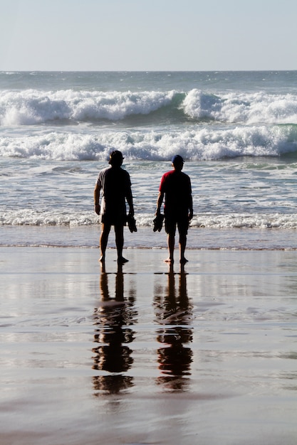 Dos siluetas mirando el mar.