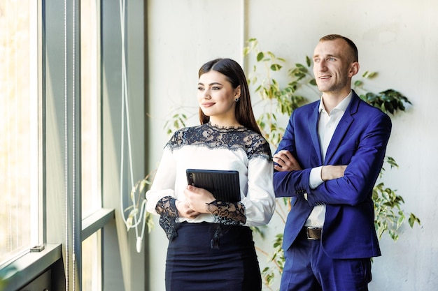 Dos socios comerciales inspirados en una oficina observando el futuro de su asociación comercial