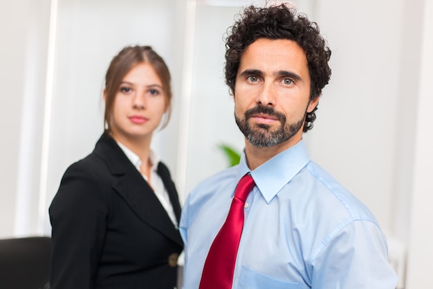 Foto dos socios comerciales en una oficina