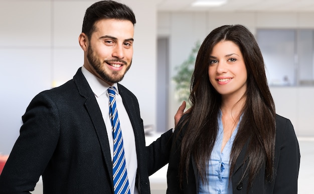 Foto dos socios comerciales en su oficina