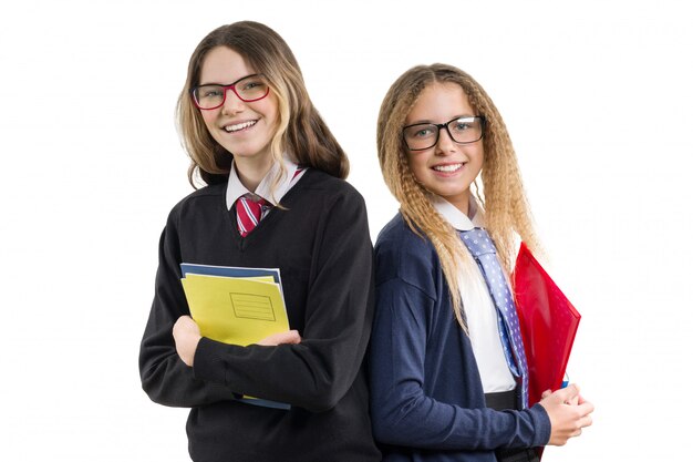 Dos sonrientes chicas de secundaria en uniforme con gafas