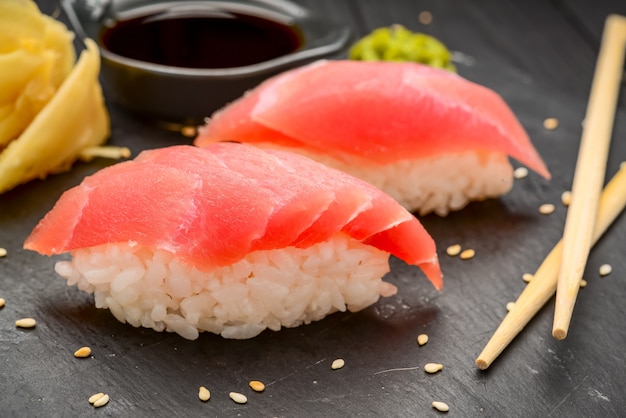 Dos sushi de atún crudo, sushi de atún
