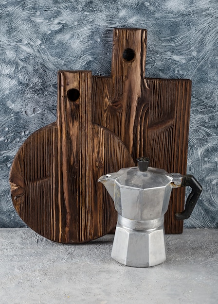 Dos tablas de cortar de madera y utensilios de cocina.