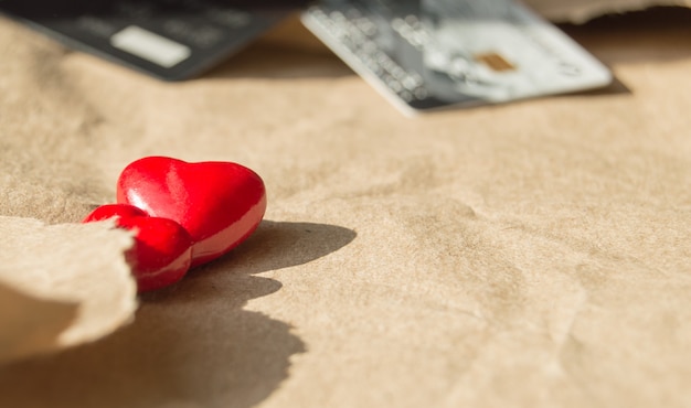 Dos tarjetas bancarias de corazón en papel de regalo con espacio para copiar. El concepto de San Valentín o regalar martes.