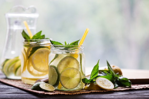 Dos tarros con limonada casera