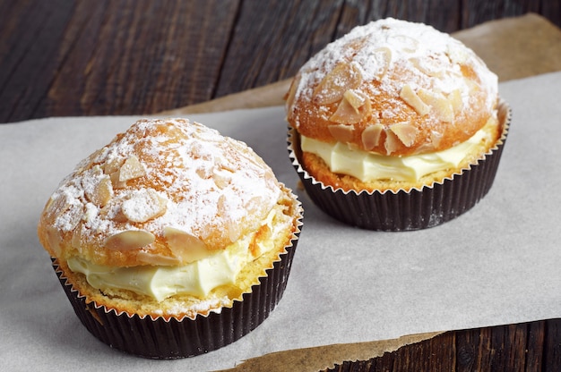 Dos tarta con crema batida y almendras en la mesa