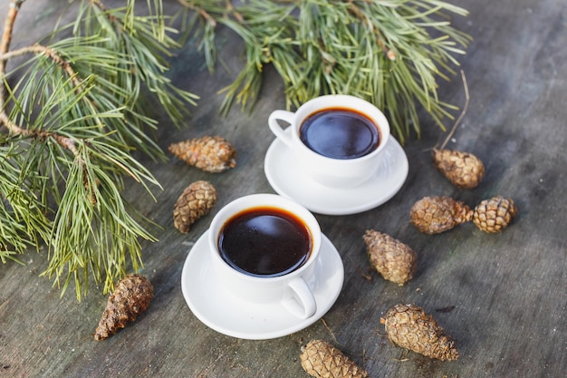 Dos tazas blancas para café sobre un fondo de mesa de madera gris