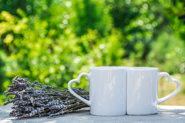 Dos tazas blancas con corazones