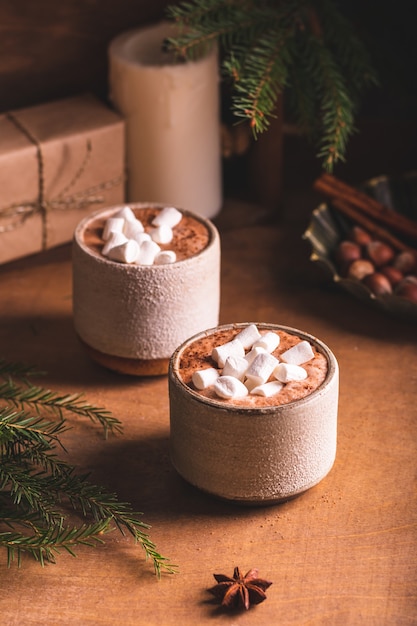 Dos tazas de cacao para las noches de invierno.