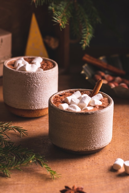 Dos tazas de cacao para las noches de invierno.