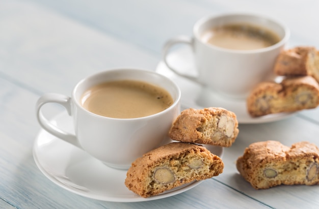 Dos tazas de café con cantuccini.