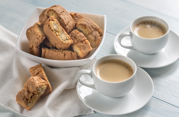 Dos tazas de café con cantuccini.