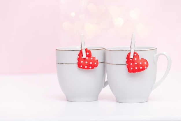 Dos tazas de café, corazones bokeh, concepto de San Valentín.