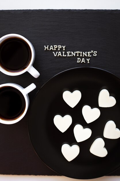 Dos tazas de café y dulces en corazón Happy Valentine